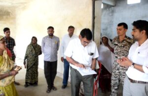 कलेक्टर ने करौटी खाद्य विक्रेता को पद से पृथक कर एफआईआर दर्ज करने का दिए निर्देश