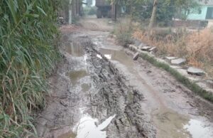 सड़क पर बह रहा नाबदान का पानी , राहगीर और ग्रामीणो व स्कूली बच्चों का आवागमन हो रहा बाधित