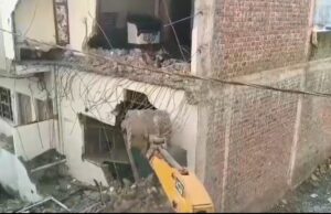आरोपी युवकों के घर पर चला प्रशासन का बुलडोजर