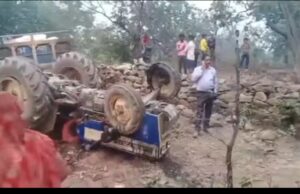 एक ट्रैक्टर अनियंत्रित होकर पलटा