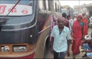 गजरा बहरा बाजार में अतिक्रमण के वजह से होता है दुर्घटना सड़क के अगल बगल भयंकर कब्जा अतिक्रमण हटाने के ग्रामीणों का प्रशासन से मांग