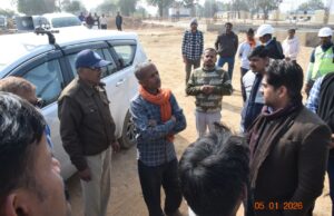 विस्थापितो के लिए बनाई जा रही कालोनी का कलेक्टर ने किया निरीक्षण