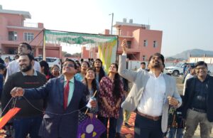 छात्रों के साथ कलेक्टर ने उठाया पतंगबाजी का लुफ्त