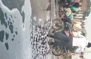 सिंगरौली से परसौना में डीजल से भरा टैंकर पलटा, गैलन और डिब्बे लेकर डीजल भरने की लोगों में मची होड़।