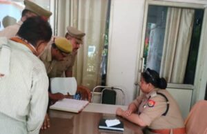 पुलिस अधीक्षक अपर्णा रजत कौशिक थाना विंध्याचल में सुनी जनता की फरियाद।