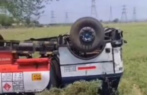 अनियंत्रित होकर डीजल से भरा टैंकर पलटा, चालक सुरक्षित