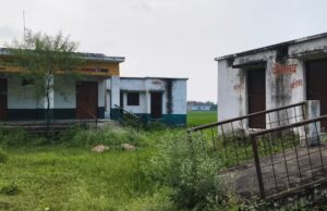 लाखों की लागत से बने स्कूल हो रहे जर्जर, न बच्चे पढ़ने आए न पढ़ाने आये टीचर।