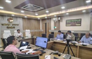 कलेक्टर ने औद्योगिक कंपनियों से संबंधित प्रकरणों की समीक्षा की